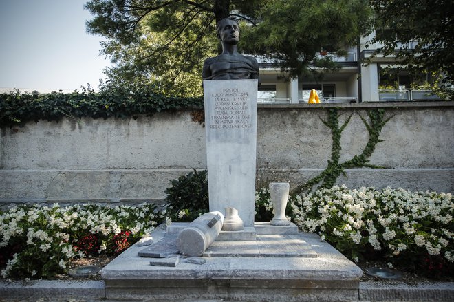 Policija je bila o sinočnjem dogodku na ljubljanski Ulici talcev že obveščena. FOTO: Uroš Hočevar/Kolektiff