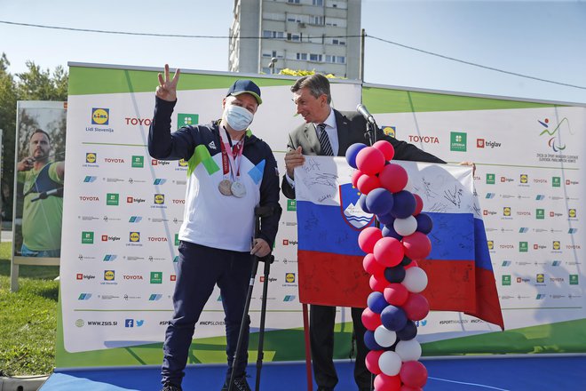 Franček Gorazd Tiršek in predsednik Borut Pahor na sprejemu za slovenske paralimpijce. FOTO: Leon Vidic/Delo