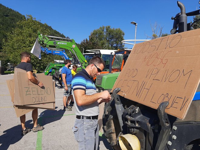 Protestniki opozarjajo, da bo zaradi nove ceste ugasnilo deset kmetij. FOTO: Mateja Kotnik/Delo