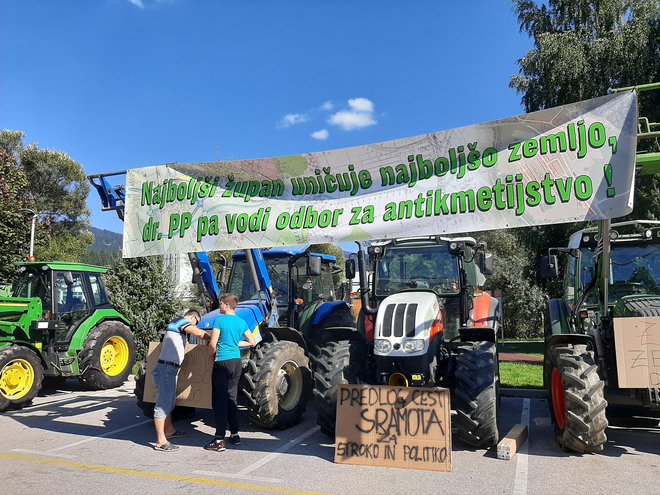 Hrana je pomembnejša od ceste, pravijo kmetje, ki v Slovenj Gradcu nasprotujejo gradnji južne obvoznice po rodovitni zemlji. FOTO: Mateja Kotnik/Delo