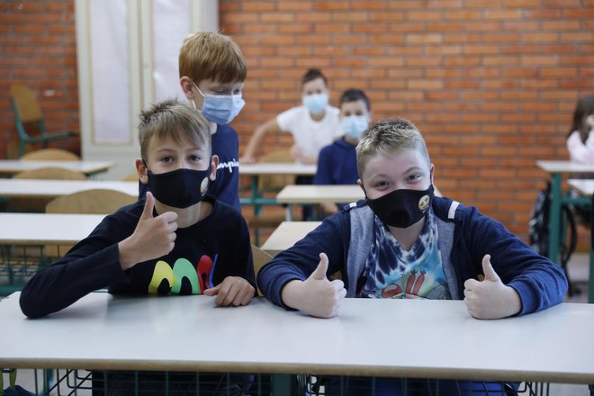 Letos je brezplačnega cepiva dovolj. Možno se je testirati in celo samotestirati. Morda bi ob okužbah v razredih z rednim testiranjem rešili še problem karanten. Vsekakor razlogov, da bi v vrtce in šole nosili virus, ni.&nbsp;FOTO: Leon Vidic/Delo