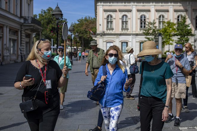 V te dni poletno toplem Beogradu ni težko prepoznati turistov, saj so ti poleg upokojencev med redkimi, ki nosijo zaščitno masko. Foto Voranc Vogel