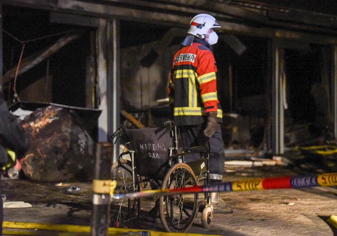 Požar je izbruhnil včeraj okoli 21. ure in je že pogašen, oblast je sprožila preiskavo. FOTO: Arbnora Memeti/AFP