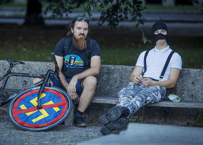 Na petkovih protestih so mladi, ki prisegajo na prijaznost, pravičnost in skrb za okolje, v prvih vrstah.&nbsp; FOTO: Jože Suhadolnik/Delo