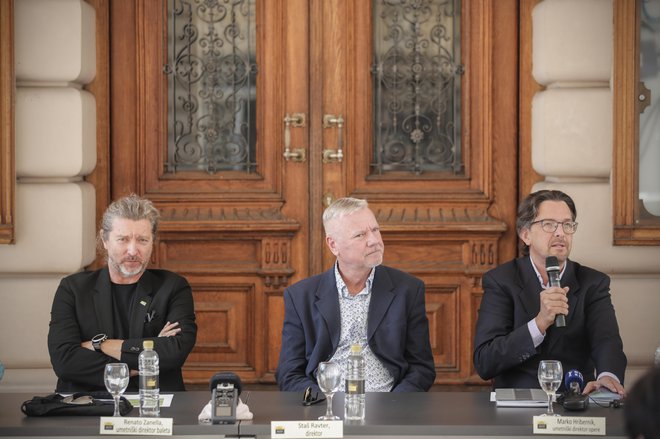 Renato Zanella, umetniški direktor baleta, direktor SNG Opera in balet Ljubljana Staš Ravter in Marko Hribernik, umetniški direktor opere, so včeraj predstavili program sezone 2021/2022. Foto Uroš Hočevar/Kolektiff