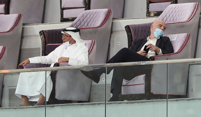 Gianni Infantino (desno) med nedavno tekmo Avstralije in Kitajske v Dohi. FOTO: Karim Jaafar/AFP