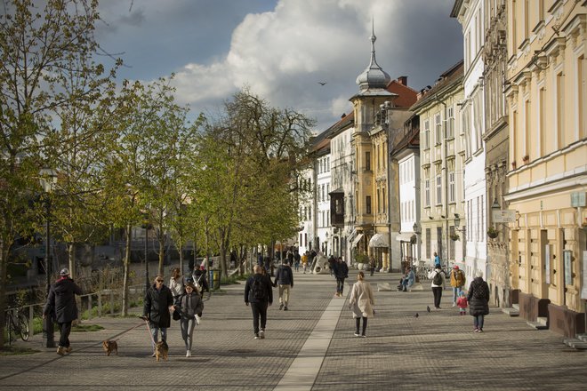 Glede smeri, v katero gre država, ima pozitivno držo le 14 odstotkov Slovencev. Tako majhen delež imajo še na Švedskem, Češkem in Poljskem. Da je smer napačna, sodi 55 odstotkov Slovencev. FOTO: Jure Eržen/Delo