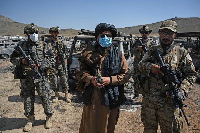Pripadniki talibskih enot ob uničeni bazi ameriške Cie severovzhodno od afganistanske prestolnice Kabul FOTO: Aamir Qureshi/AFP