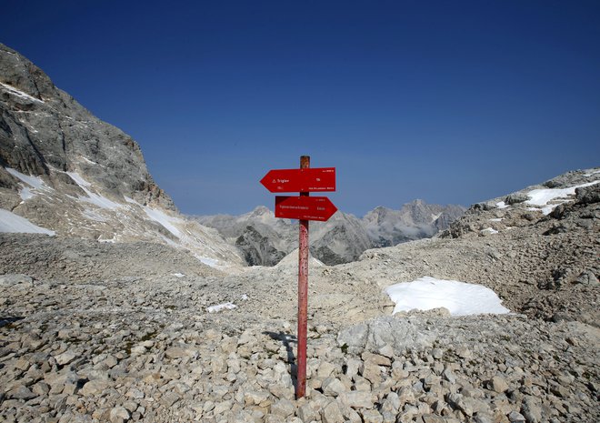 Situacija, posneta na Kredarici, je ena najboljših možnih slik, ki razkrije vse, odkrito in prikrito, kar vlada v družbenih razmerjih v našem okolju. FOTO: Družnik Matej/Delo