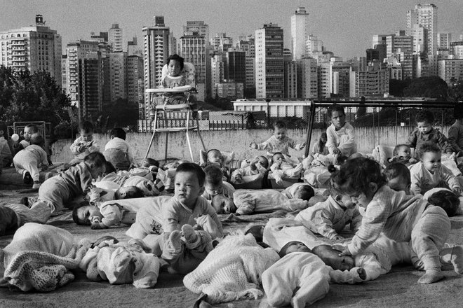 Vesela fotografija številnih majhnih otrok na terasi velemestnega vrtca iz centra Febem v Sao Paulu v Braziliji leta 1996. FOTO: Sebastião Salgado