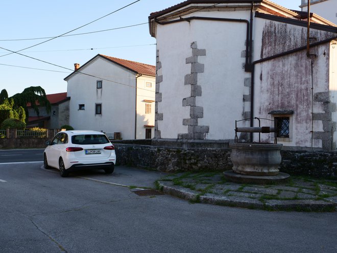 Vodnjak pred cerkvijo sv. Antona Puščavnika v Divači FOTO: Blaž Kondža