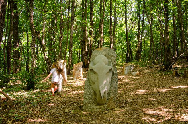 Obiskovalci Mitskega parka lahko z reševanjem ugank poiščejo zaklad in z igricami pokukajo v skrivnostni svet mitoloških bitij. FOTO: Andrejka Cunjac