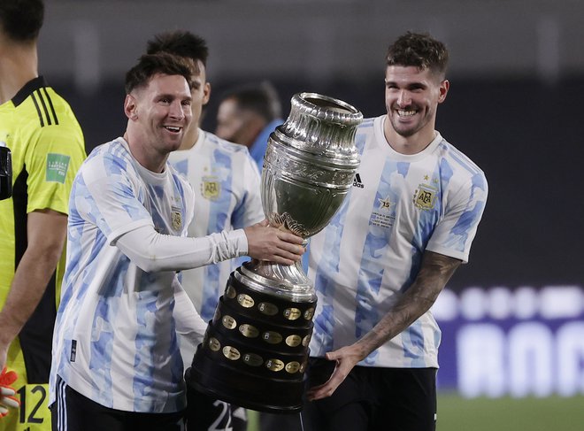 Lionel Messi in drugi argentinski reprezentanti so prvič po poletni zmagi na južnoameriškem prvenstvu v Braziliji navijačem predstavili tudi zmagovalni pokal. FOTO: Juan Ignacio Roncoroni/Reuters