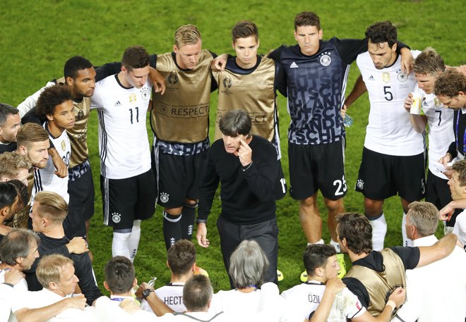 Jogi Löw je znal poskrbeti za mošt&shy;veni duh nemške nogometne reprezentance. Foto Regis Duvignau/Reuters