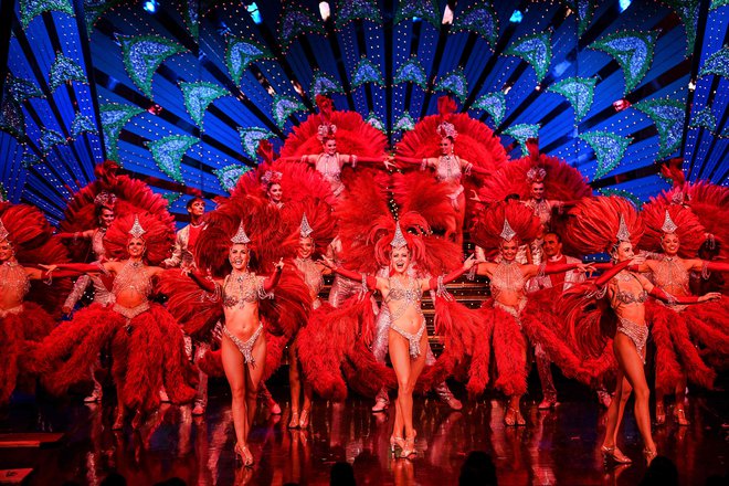 Plesalke na generalki v Moulin Rougeu dva dni pred ponovnim odprtjem. Zaradi pandemije leto in pol zaprta pariška kabareta Moulin Rouge in Le Lido, emblema norih pariških noči od leta 1889, končno znova odpirata svoja vrata za obiskovalce. FOTO: Christophe Archambault/Afp<br />
&nbsp;