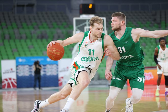 Jaka Blažič (z žogo) bo poskušal uspešno reprezentančno in klubsko leto&nbsp;nadgraditi še z uspešnim začetkom sezone 2021/22. FOTO: Cedevita Olimpija