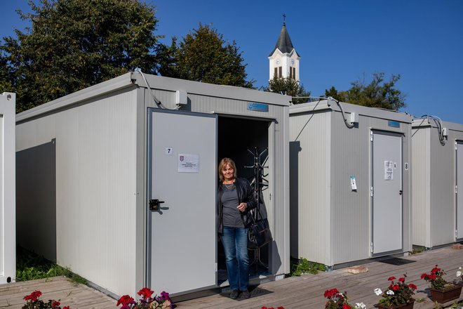 Branka Bakšić Mitić, podžupanja Gline, ni skrivala nezadovoljstva nad državnim pristopom k popotresni obnovi v njenem mestu, hkrati pa se zaveda, da brez pomoči od zunaj nimajo veliko možnosti za uspešno obnovo.