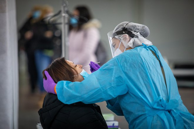 Avgusta bi bilo v evidencah okoli 150 okuženih več, če bi prišli na potrditveno testiranje. Rezultat o okužbi se sicer vpiše v centralni register podatkov o pacientih, a to še nič ne pomeni, saj takega posameznika nič ne obvezuje k samoizolaciji. FOTO: Voranc Vogel