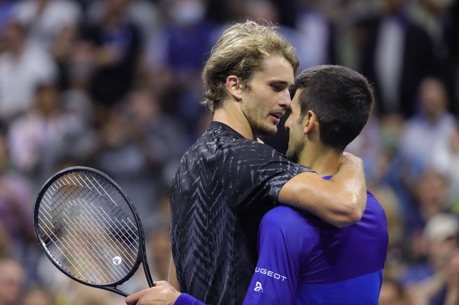 Đoković se je Zverevu oddolžil za poraz v polfinalu OI v Tokiu. FOTO: Kena Betancur/AFP