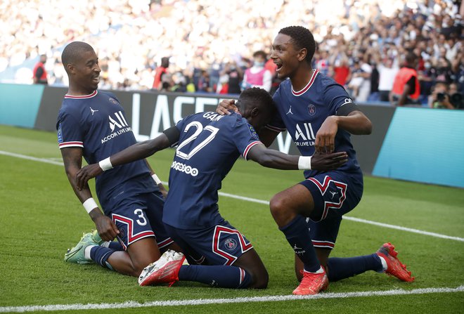 Idrissa Gueye in soigralci so takole proslavili četrti gol PSG. FOTO: Christian Hartmann/Reuters