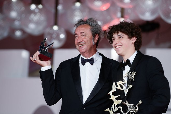 Z veliko nagrado žirije ovenčani avtobiografski film <em>E' stata la mano di Dio</em> Paola Sorrentina (levo) je postavljen v Neapelj 80. let minulega stoletja. Ob njem Filippo Scotti, ki je za vlogo v filmu prejel nagrado žirije Marcello Mastroianni za najboljšega mladega igralca. FOTO: Filippo Monteforte/AFP
