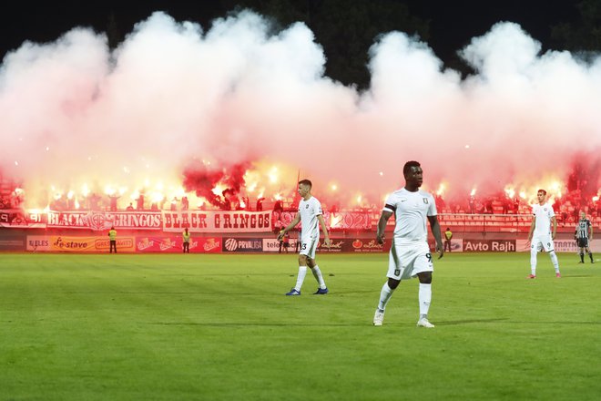 Navijači Mure so obeležili 30-letnico svojega delovanja na značilen način in se na koncu veselili še zmage. FOTO: Leon Vidic/Delo