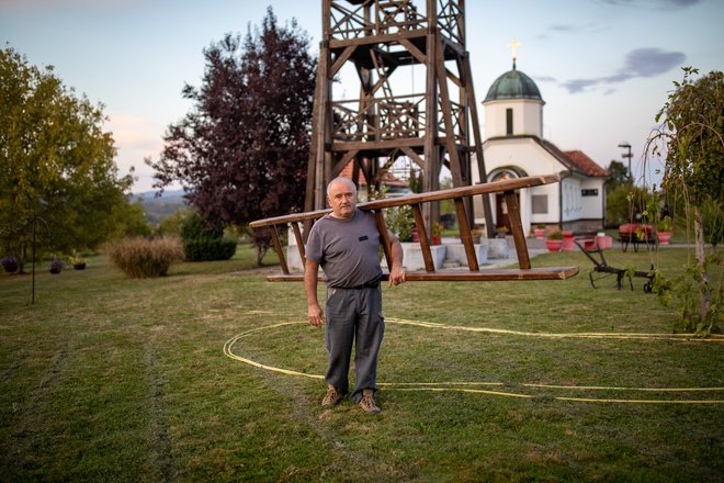 Miladina Đurđevića, ki ureja okolico cerkve v vasi v bližini Loznice skrbi, v kakšnem okolju se bodo znašli, ko bodo namesto spokojnih sosednjih vasi in gozdov iz svojih domov gledali na opustel siv rudnik. FOTO: Voranc Vogel/Delo