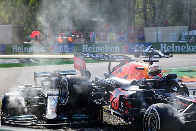 Max Verstappen zapušča svoj dirkalnik po trčenju z Lewisom Hamiltonom. FOTO: Andrej Isaković/AFP