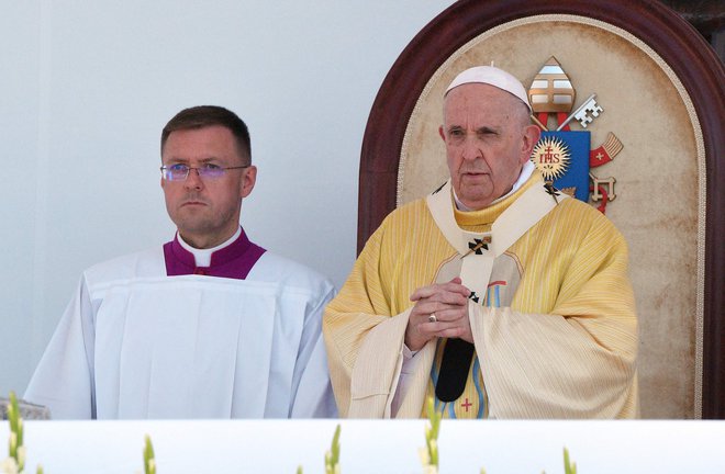 Papež Frančišek je bil tokrat v Budimpešti na prvi turneji po operaciji in dvomesečnem okrevanju. FOTO: Tiziana Fabi/AFP