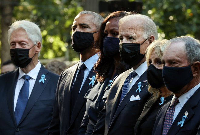 Newyorškemu branju imen 2977 žrtev sta poleg demokratskega predsednika Joeja Bidna in prve dame Jill prisostvovala prejšnja demokratska predsednika Barack Obama in Bill Clinton s soprogama Michele in Hillary. FOTO: Chip Somodevilla/AFP