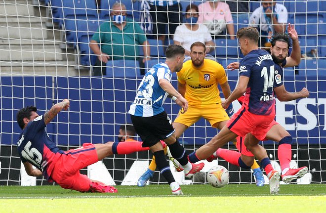 Takole so ob vratarju Janu Oblaku spremljali akcijo za prejeti gol Atletica Stefan Savić, Marcos Llorente in Felipe. REUTERS/Albert Gea FOTO: Albert Gea/Reuters