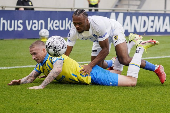 Belgijski napadalec Lois Openda (desno) je s soigralci v Waalwijku slavil drugo ligaško zmago v sezoni. FOTO: Roy Lazet/AFP