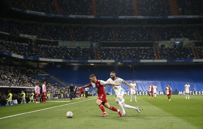 Vrnitev na prenovljeni štadion Santiago Bernabeu je motivirala Karima Benzemaja in druge Realove nogometaše. FOTO: Susana Vera/Reuters