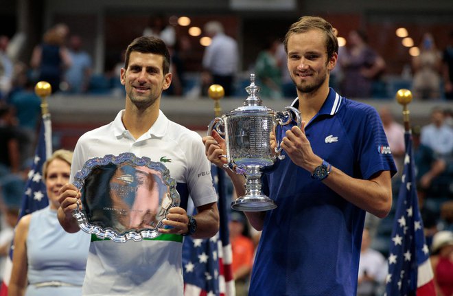 Danil Medvedjev (desno) in Novak Đoković sta tudi na lerstvici ATP najvišje uvrščena, a ima Srb še vedno zajetnejšo prednost pred Rusom. FOTO: Kena Betancur/AFP