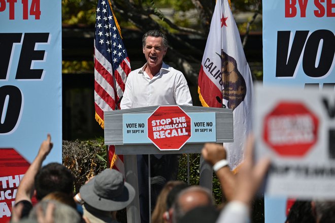Kalifornijski guverner Gavin Newsom ima pred današnjim sklepom izrednih volitev na svoji strani težke topove. FOTO: Robyn Beck/AFP