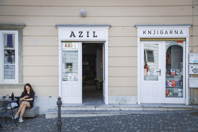 Knjigarna Azil je leta 2003 odprla vrata na pobudo direktorja ZRC SAZU Ota Lutharja. FOTO: Jože Suhadolnik