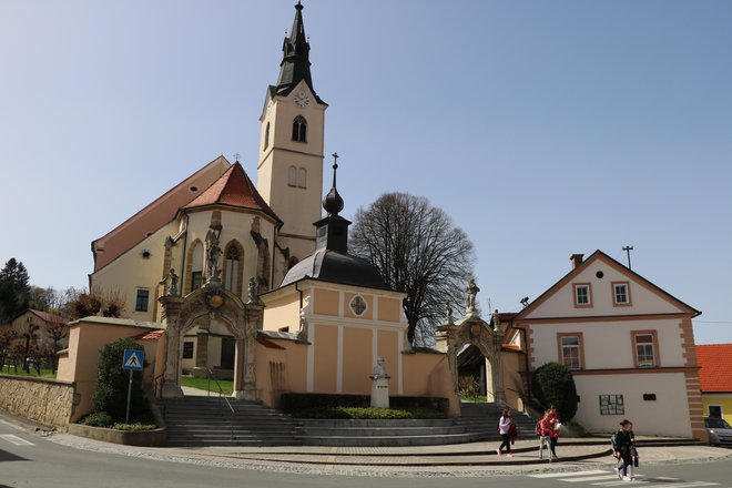 Cerkev sv. Janeza Krstnika v Ljutomeru in tamkajšnje župnišče, iz katerega je murskosoboški škof umaknil župnika Andreja Zrima. FOTO: Pojbič Jože