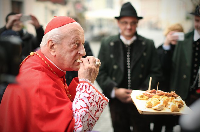 Predstavljajmo si, denimo, kardinala Franca Rodeta, kako s svojo značilno vzvišenostjo prevaja božji srd. FOTO:&nbsp;Jure Eržen/Delo&nbsp;