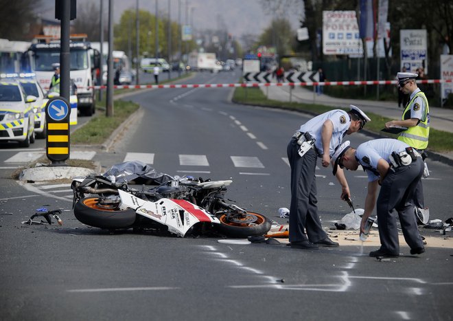 Nesreča motorista. FOTO: Blaž Samec/Delo