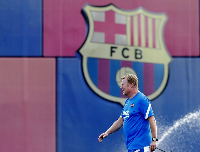 Trener Barcelone Ronald Koeman je pred tekmo zavrnil namigovanja, da je prišlo do spora s predsednikom Joanom Laporto. Vsa nesoglasja naj bi že zgladila. FOTO: Albert Gea/Reuters