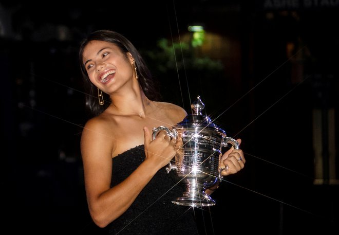Raducanujeva s trofejo, ki si jo je priborila po zmagi nad Kanadčanko Leylah Fernandez. FOTO: Michael Frey/Reuters