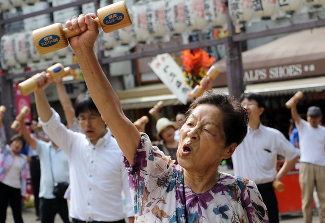 Pričakovanja dolžine življenja so na Japonskem najvišja na svetu. Življenje Japonk naj bi trajalo 87,74 leta, Japoncev pa precej manj, 81,64. FOTO:&nbsp;Yoshikazu Tsuno/AFP