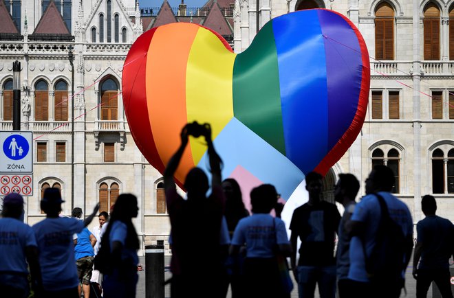 Po mnenju evroposlancev bi bilo treba zakonske zveze oziroma registrirane partnerske skupnosti, sklenjene v eni državi članici, na enoten način priznati v vseh članicah. FOTO: Marton Monus/Reuters