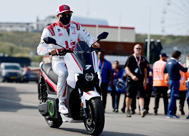 Räikkönen (na fotografiji) med dirkaškim koncem tedna v nizozemskem Zandvoortu, kjer so mu potrdili okužbo z novim koronavirusom. FOTO: Andrej Isaković/AFP