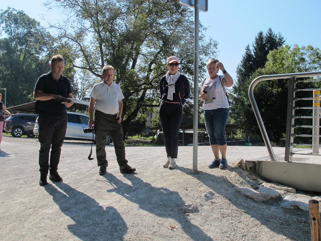 Ocenjevalci Marko Slapnik, Jože Prah in Darija Cvikl pred vstopom v Pravljični Šumberk, kamor jih je pospremila Mira Bečan. FOTO:Simona Bandur/Delo