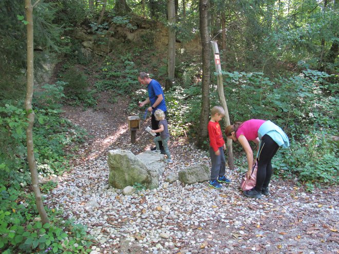 Tematske poti so zanimive zlasti za družine, še toliko bolj, če vključujejo knjižice in štampiljke. FOTO:Simona Bandur/Delo