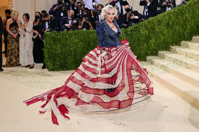 Debbie Harry je na prireditvi Met Gala dajala vtis, da je garderobo našla v trgovini z rabljenimi oblačili. Pa vendar je bila za svoj prispevek k razumevanju ameriškega patriotizma pohvaljena. FOTO: Theo Wargo/AFP