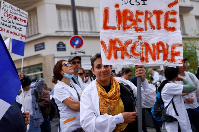 Obvezno cepljenje v določenih poklicih vznemirja francosko ulico.<br />
Foto Thomas Samson/AFP
