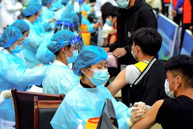 Na Kitajskem so ta teden dosegli 69-odstotno precepljenost prebivalstva. FOTO: AFP