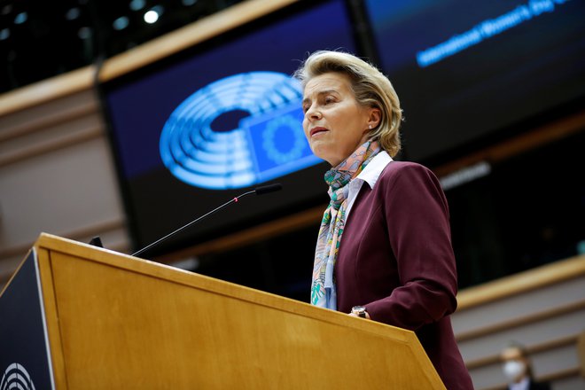 Glavne naloge za prihodnje leto, ki jih bo pred evropskimi poslanci začrtala Ursula von der Leyen, bodo morale biti potrjene v politično kočljivih zakonodajnih postopkih. FOTO: Francisco Seco/Reuters